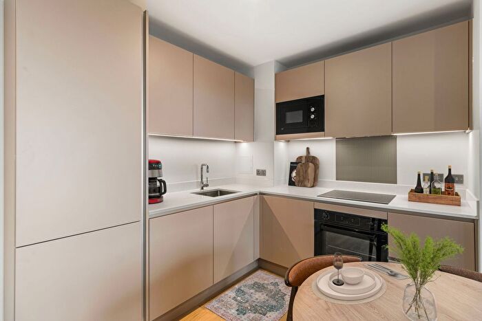 2 Bedroom Flat To Rent In Mill Mead, Staines, TW18
