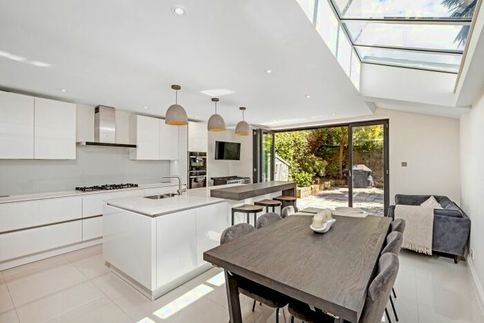 5 Bedroom Flat To Rent In Bovingdon Road, London SW6