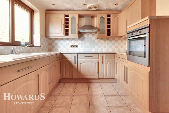 3 Bedroom Detached House For Sale In Manor Park Road, Corton, NR32