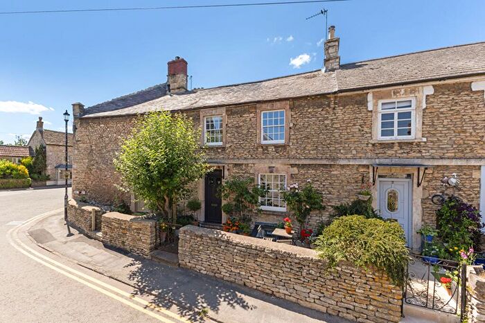 3 Bedroom End Of Terrace House For Sale In Hay Street, Marshfield, SN14