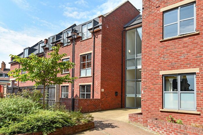 2 Bedroom Flat For Sale In Coopers Yard, Hitchin, SG5