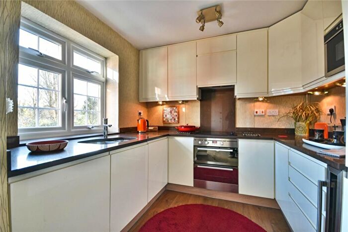 2 Bedroom Flat To Rent In Hounslow, London, TW8