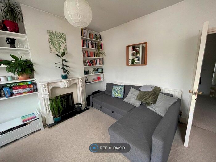 2 Bedroom Flat To Rent In Fountain Road, London, SW17