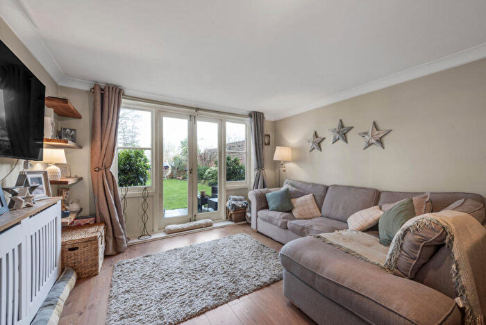 1 Bedroom Flat To Rent In Bridge Road, Chertsey, KT16