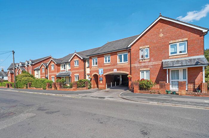 2 Bedroom Flat For Sale In Willow Court, Ackender Road, Alton, Hampshire, GU34