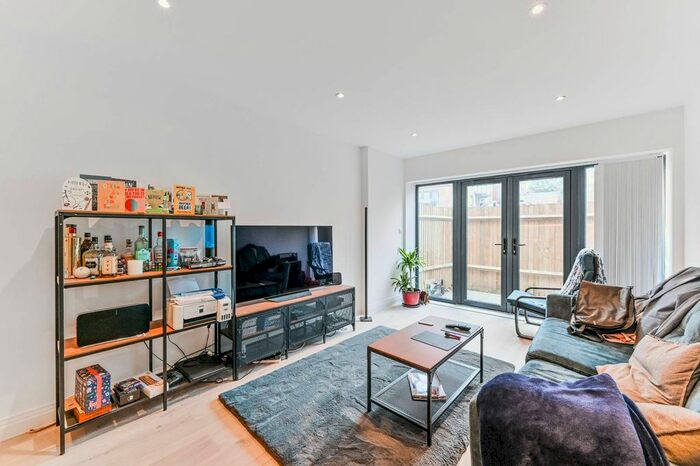 2 Bedroom Flat To Rent In More Close, Croydon, Purley, CR8