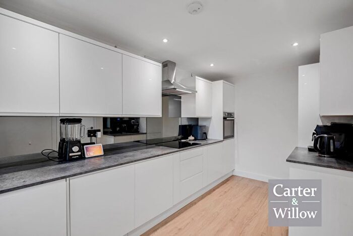 2 Bedroom Flat For Sale In Wisdons Close, Dagenham, RM10