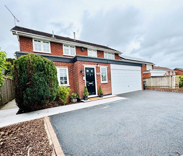 4 Bedroom Detached House For Sale In Bracknell Lane, Hartley Wintney, RG27
