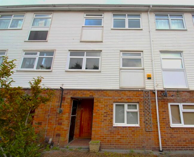 4 Bedroom Town House To Rent In Ford End, Woodford Green, IG8