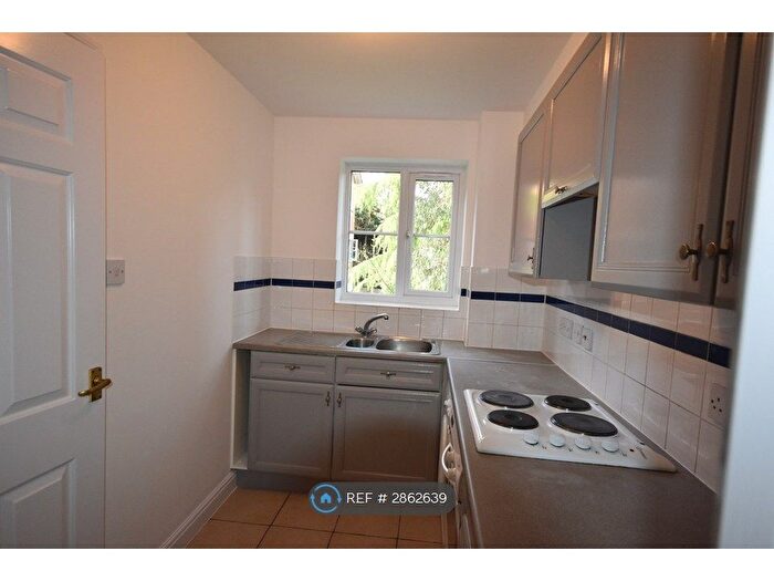 1 Bedroom Flat To Rent In Leigh Hunt Drive, London, N14
