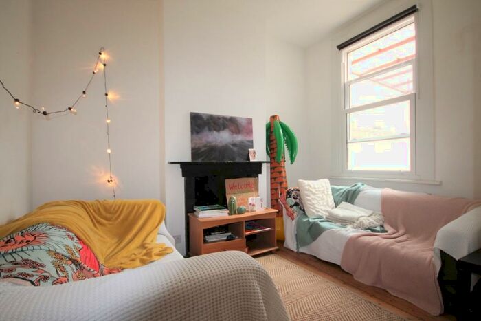 5 Bedroom House To Rent In Agar Place, Camden, NW1