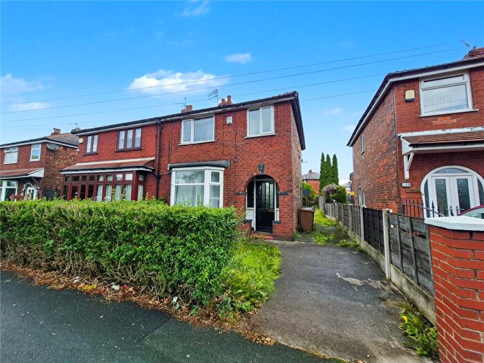 3 Bedroom Semi-Detached House For Sale In Greenside Lane, Droylsden, Manchester, M43