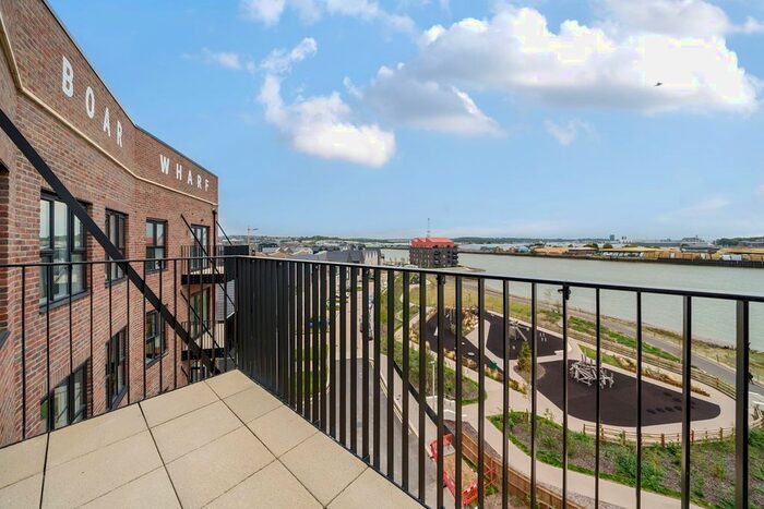 2 Bedroom Flat To Rent In Glenway Road, Rochester, ME1