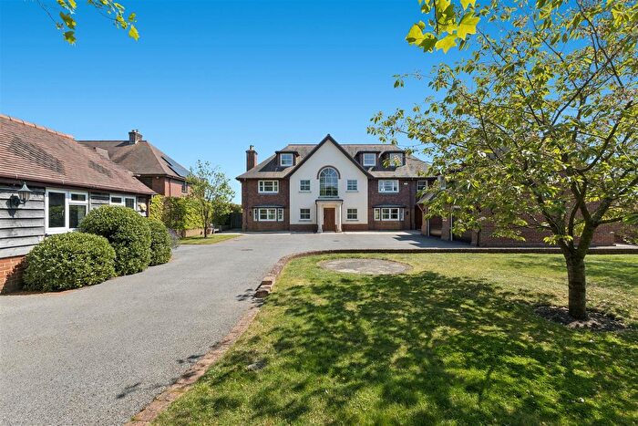 5 Bedroom Detached House For Sale In The Avenue, Petersfield, GU31