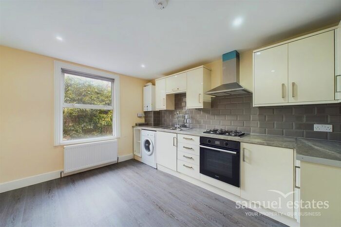 2 Bedroom Flat To Rent In Forthbridge Road, Battersea, SW11