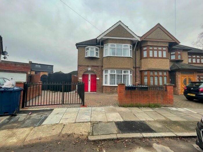 2 Bedroom Flat To Rent In Park View Road, Southall UB1