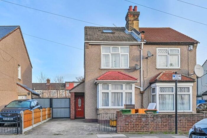 4 Bedroom Semi-Detached House To Rent In Lloyd Villas, Roman Road, London, E6
