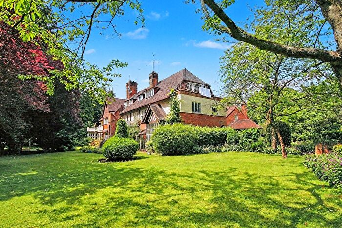 3 Bedroom Flat For Sale In Woking, Surrey, GU22