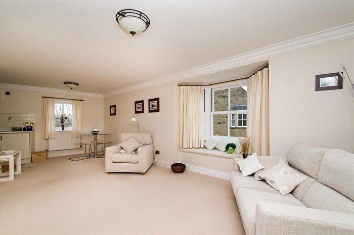 2 Bedroom Apartment To Rent In Riverside Crescent, Bakewell, DE45