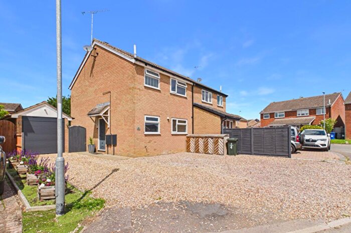 3 Bedroom Semi-Detached House To Rent In Tennyson Close, Towcester, NN12