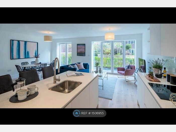 3 Bedroom Flat To Rent In High Road, London, N20