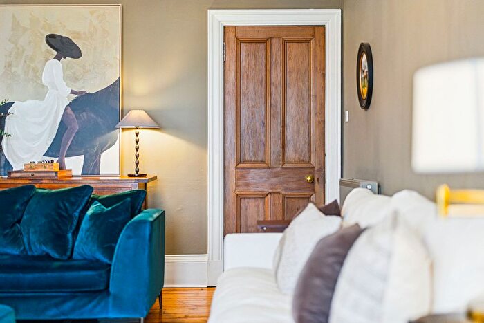 2 Bedroom Flat For Sale In Crow Road, Jordanhill, G11