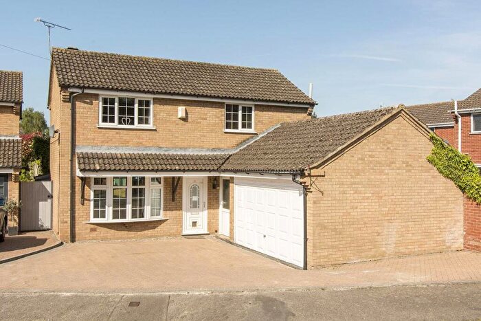 4 Bedroom Detached House For Sale In Faringdon Avenue, Lutterworth, LE17