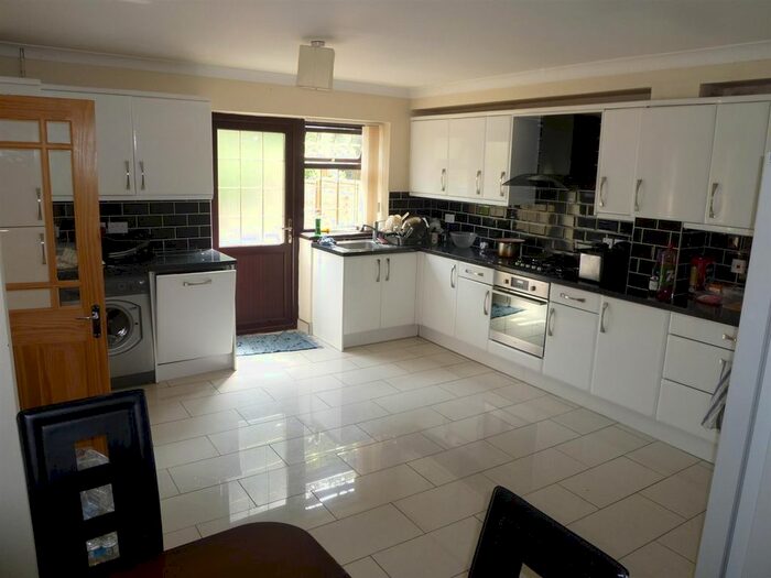 5 Bedroom Semi-Detached House To Rent In Halfway Avenue, LU4