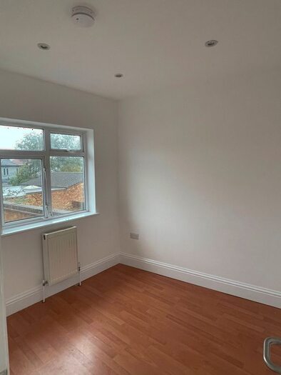 3 Bedroom Flat To Rent In Upminster Road South, Rainham, RM13