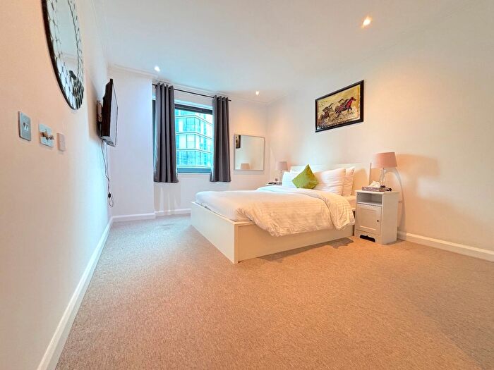 2 Bedroom Flat For Sale In South Quay Square, London, E14