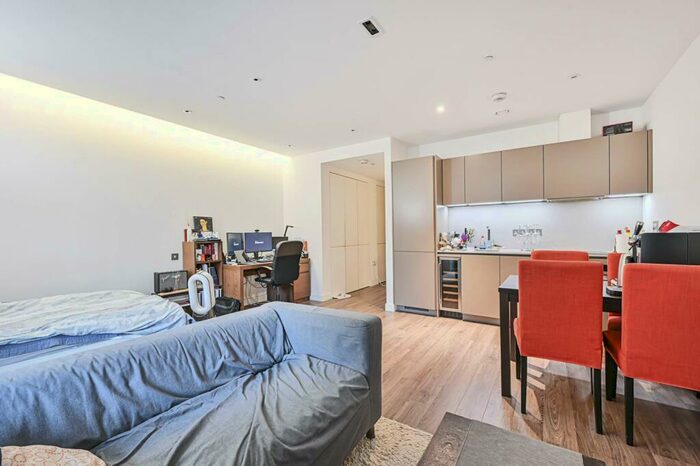 Studio To Rent In Leman Street, Aldgate, London, E1