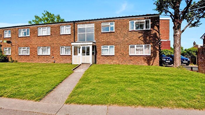 1 Bedroom Flat For Sale In Thorpe Close, New Addington, Croydon, CR0