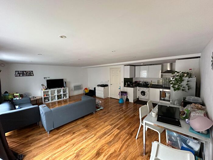 2 Bedroom Flat To Rent In High Street, Hounslow, TW3