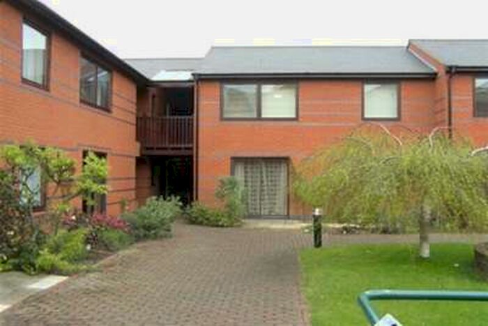 1 Bedroom Flat To Rent In Queens Court, B3