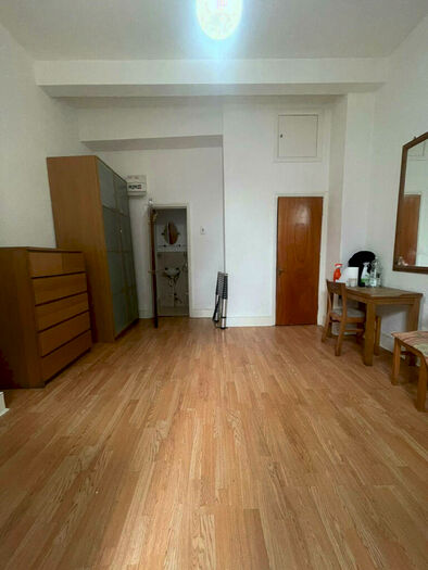 Flat To Rent In Spacious Studio Flat On Clarence Road, Hackney, E5