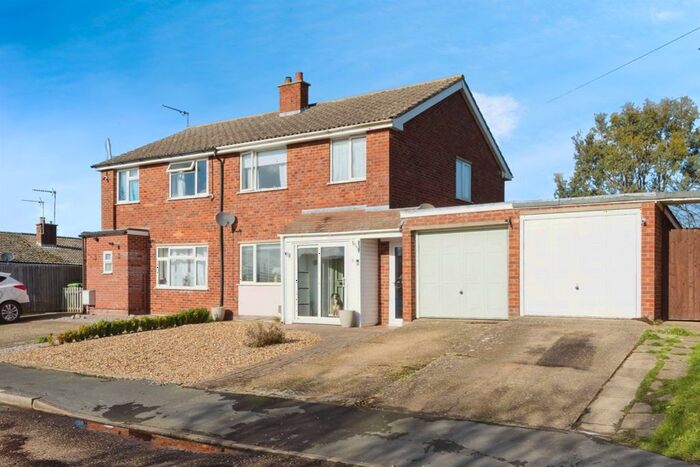 3 Bedroom Semi-Detached House For Sale In Fairview Drive, Chatteris, PE16