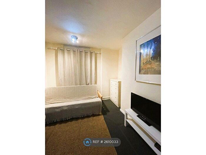 3 Bedroom Flat To Rent In Skipwith House, Holborn, London, EC1N
