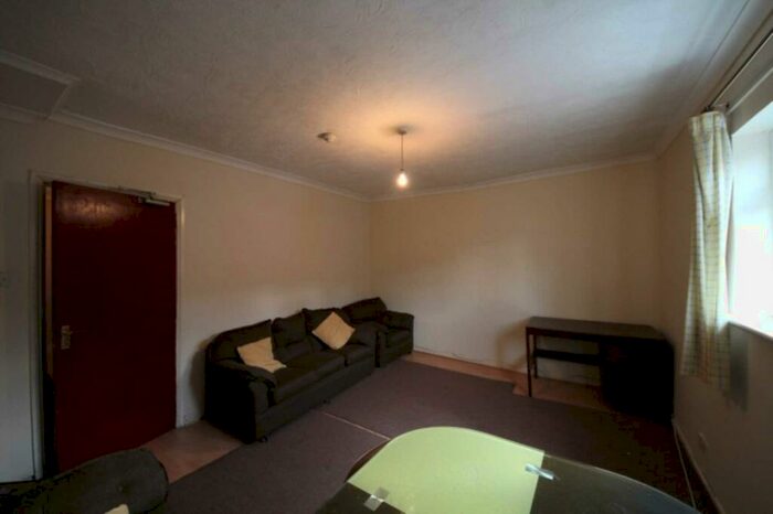 2 Bedroom Flat To Rent In Granby Gardens, Reading, RG1