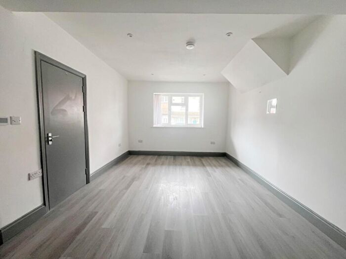 Flat To Rent In Town Centre, SN1