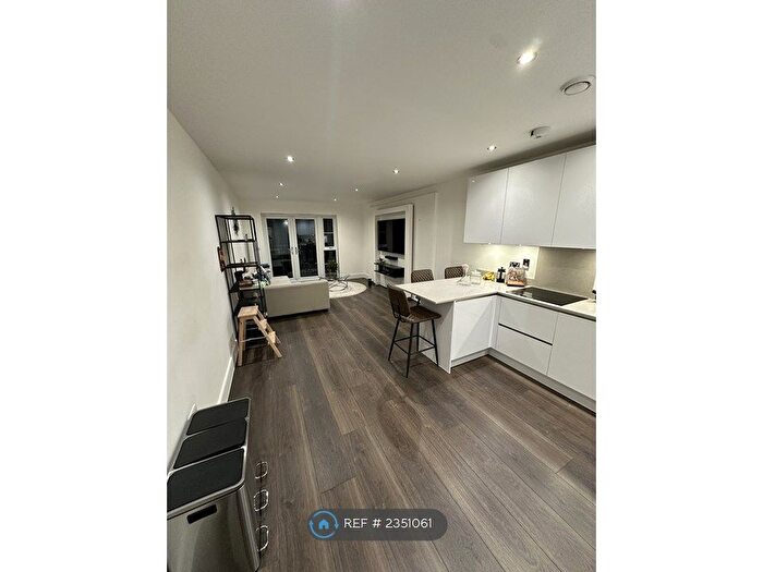 2 Bedroom Flat To Rent In Ballards Way, Croydon, CR0