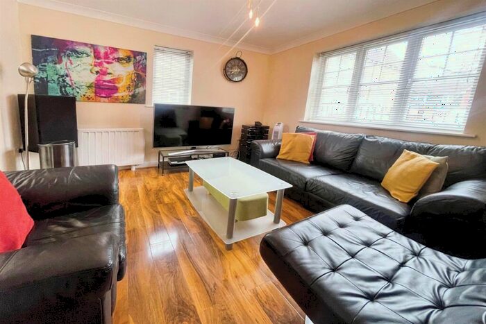 1 Bedroom Flat To Rent In Caspian Way, RM19