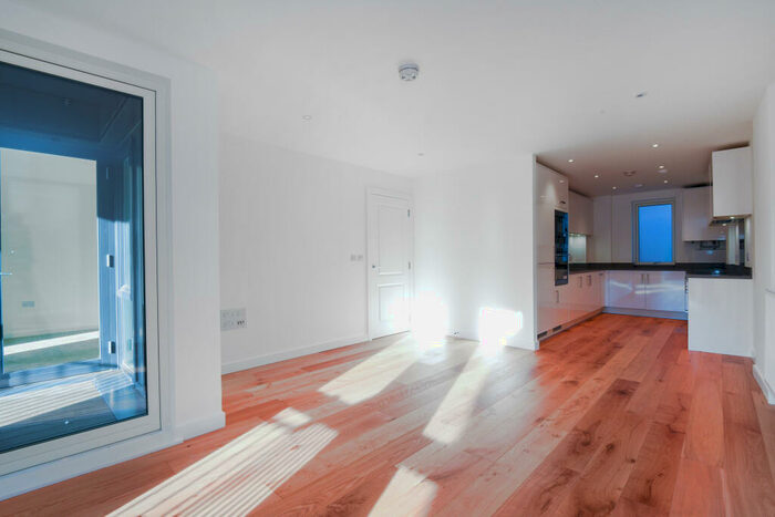 2 Bedroom Flat To Rent In Canoe Walk, London, E14