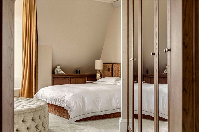 3 Bedroom Flat To Rent In South Street, Mayfair, London, W1K