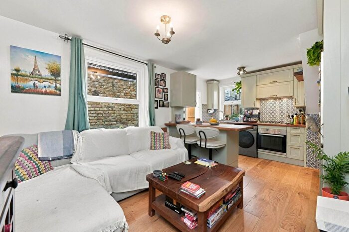 2 Bedroom Flat For Sale In Winfrith Road, Earlsfield, London, SW18