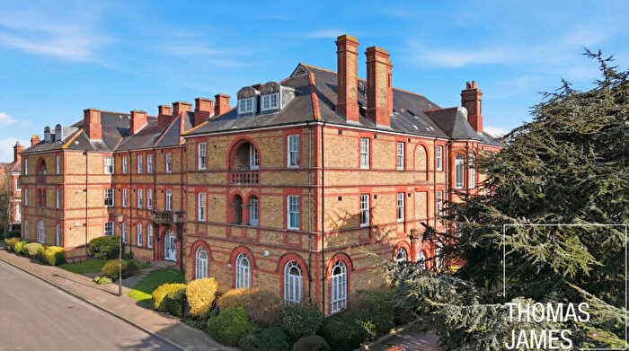 2 Bedroom Flat For Sale In Newsholme Drive, Winchmore Hill, N21