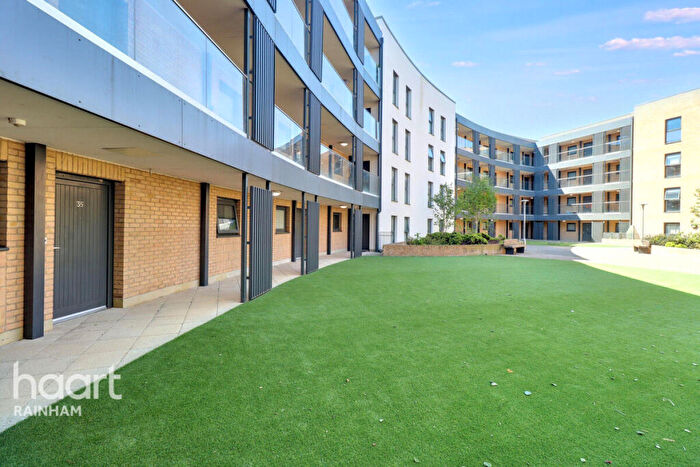 2 Bedroom Apartment For Sale In Blueberry Court, Rainham, RM13