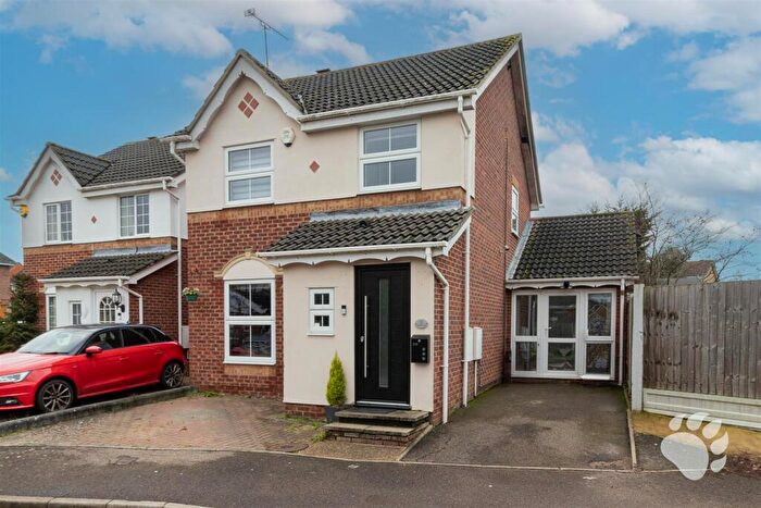 3 Bedroom Link Detached House For Sale In Oxford Close, Langdon Hills, SS16
