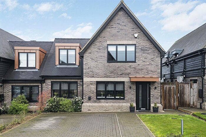 3 Bedroom Semi Detached House For Sale In Watersplash Mews, Borehamwood, WD6