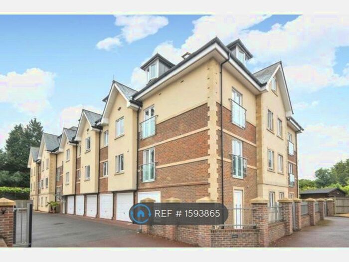 2 Bedroom Flat To Rent In Queens Road, Haywards Heath, RH16