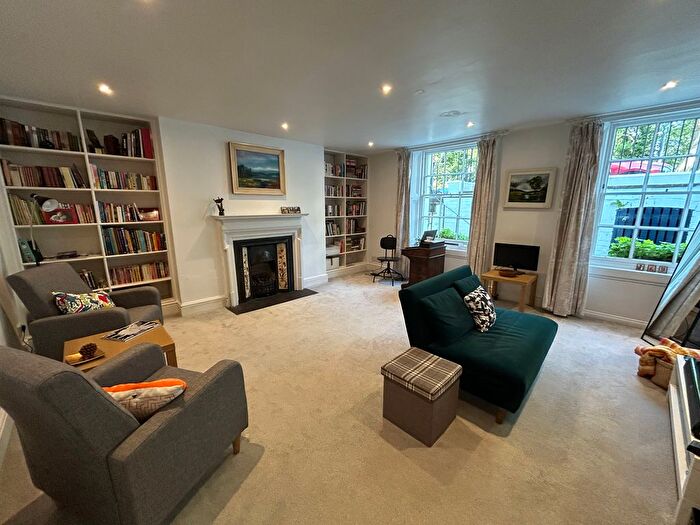 2 Bedroom Flat To Rent In Clarendon Square, Leamington Spa, CV32